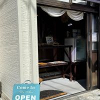 虹色のパン店頭